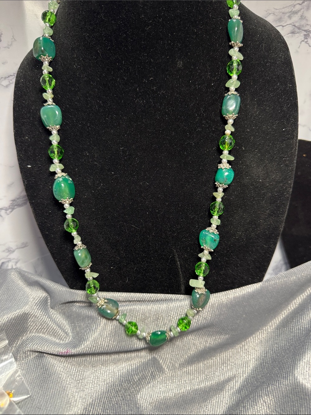 VTG Source Unknown Green Glass beads Necklace with Faceted Accents